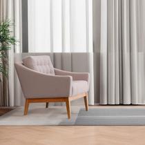 Poltrona com Almofada de Encosto Solta Detalhes Puxes no Estofado e Base em Arredo Espres Bege Claro/Madeira Natural Poltrona com Almofada de Encosto Solta Detalhes Puxes no Estofado e Base em Arredo Espres Bege Claro/Madeira Natural