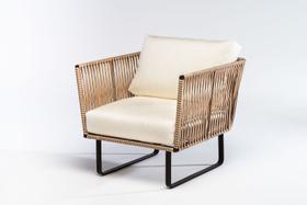 Poltrona de área externa em alumínio e junco sintético