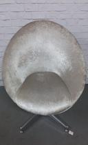 Poltrona de Veludo cor Pérola com Pés de Alumínio Poltrona de Veludo cor Pérola com Pés de Alumínio