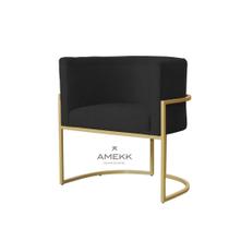 Poltrona decorativa base de metal dourado com veludo Amekk Design