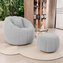 Poltrona Decorativa Concha Fixa com Puff Estilo Abóbora Shell Bouclê Cinza Claro - Desk Design
