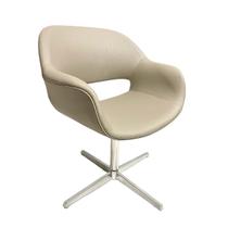 Poltrona Decorativa Eduarda cor Fendi Base Alumínio Poltrona Decorativa Eduarda cor Fendi Base Alumínio