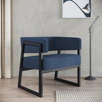 Poltrona em Madeira Maciça com Braço Bria