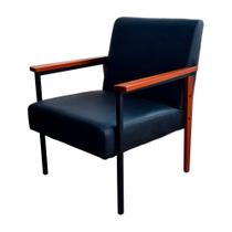 Poltrona Fontana material sintético Preto Base em Metal Preto e Madeira