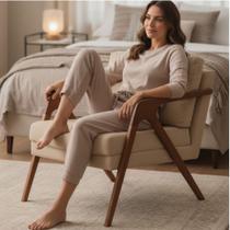 Poltrona Mona Bege Conforto Estilo Design Sofisticado Sala Pé Madeira Maciça Poltrona Mona Bege Conforto Estilo Design Sofisticado Sala Pé Madeira Maciça
