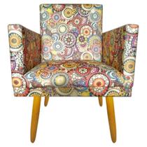 Poltrona Nina com Rodapé Decorativa Tecido Suede Estampa Mosaico Pés Madeira Castanho Poltrona Nina com Rodapé Decorativa Tecido Suede Estampa Mosaico Pés Madeira Castanho