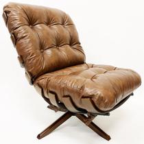 Poltrona para Sala de Estar Costela Cor Whisky Base Giratória Madeira Castanho