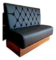 Poltrona sofá booth 1.20m luxo capitone duplo a mao cor preto base com recuo amadeirado sku21