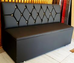 Poltrona sofa booth capitone á mão cor preto botoes dourado