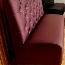 Poltrona sofa booth capitone duplo costurado base recuo amadeirado
