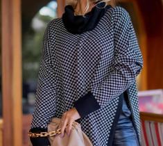 Poncho em lã com mangas.