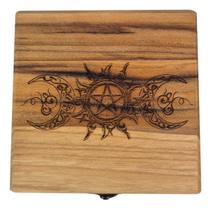 Porta Acessórios Wicca Com Símbolo Da Deusa Tríplice Madeira Marrom Porta Acessórios Wicca Com Símbolo Da Deusa Tríplice Madeira Marrom