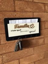 Porta Chaves Carta 5 Ganchos Parede Decoração MDF FAMILIA É TUDO IGUAL MAS A NOSSA É ESPECIAL