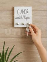 Porta Chaves De Parede Pequeno Em MDF Multiuso - O amor mora aqui Porta Chaves De Parede Pequeno Em MDF Multiuso - O amor mora aqui