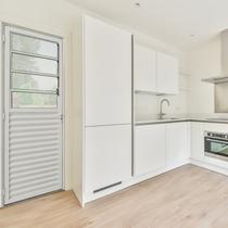 Porta de Alumínio com Basculante 210x70cm Lado Direito Hale Esquadrias