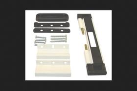 Porta deslizante branca com fechadura Barton Kramer Cal Double Lock