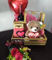 Porta ,duas taças, chocolates, Pelúcia, rosas naturais ,um balão e um
