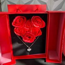 Porta joias com colar na sacola para presente rosa ou vermelho com flores rosas porta joia dia das mães namorados - Porta joias com colar na sacola para presente rosa ou vermelho com flores rosas porta joia dia das mães namorados -