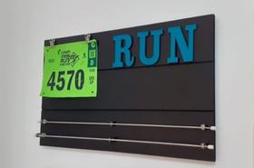 Porta Medalhas Corrida Personalizado Numero De Peito & Frase Porta Medalhas Corrida Personalizado Numero De Peito & Frase