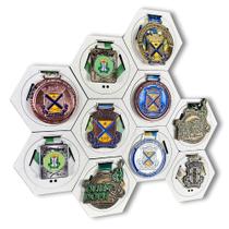 Porta Medalhas Hexagonal Colméia Kit 20 - 10 - 5 - 3 Unidades Várias Cores Bike Ciclismo Corrida Luta Jiu-Jitsu Futebol Porta Medalhas Hexagonal Colméia Kit 20 - 10 - 5 - 3 Unidades Várias Cores Bike Ciclismo Corrida Luta Jiu-Jitsu Futebol