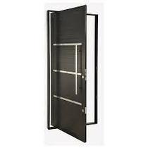 Porta pivotante c/ friso puxador 80 cm fechadura rolete linha 30 alumínio branco/preto
