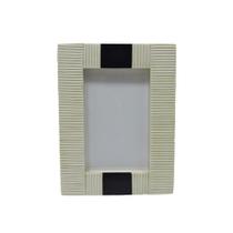 Porta retrato de madeira e resina off white e preto 10x15cm