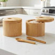 Porta Temperos de Bambu Saleiro Açucareiro Tampa Giratória e Colher Natural Resistente Sustentável Sal Açúcar Chá Condimentos Cozinha Organizada Porta Temperos de Bambu Saleiro Açucareiro Tampa Giratória e Colher Natural Resistente Sustentável Sal Açúcar Chá Condimentos Cozinha Organizada