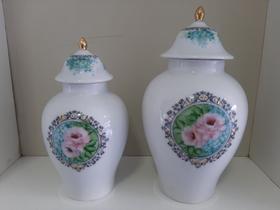 Potiches com Brasão Pintados com Rosas.