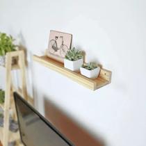 Prateleira Slim Porta Quadros 50cm e Fotos em Pinus Charme e Versatilidade na Decoração Prateleira Slim Porta Quadros 50cm e Fotos em Pinus Charme e Versatilidade na Decoração