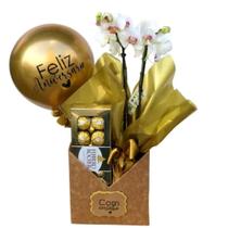 Presente de aniversário com orquídea e chocolate