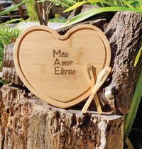 Presente de Dia das Mães - Kit com tábua de coração e 02 espátulas em Bambu