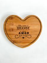 Presente de Dia das Mães - Mãe, Como é Grande Meu Amor por Você - Tábua de Coração em Bambu 27x24 cm