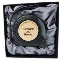 Presente do pai da noiva: fita métrica bastante inapropriada