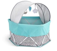 Presente Play Yard On-The-Go Baby My Play com dossel e brinquedos UPF