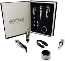 Presenteie com elegância! Nosso Kit Vinho 5 Peças é o presente perfeito para os amantes da bebida. Abridor, dosador, sac