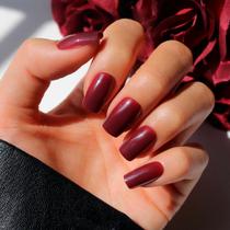 Press On Nails Glamnetic Cherry Mocha com acabamento brilhante em vermelho escuro