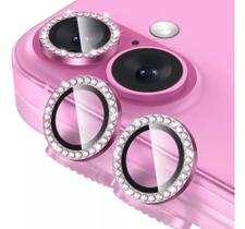 Protetor Lente de Câmera Com Strass Para iPhone 15 - Anel Metal Cor Rosa em Vidro Temperado Protetor Lente de Câmera Com Strass Para iPhone 15 - Anel Metal Cor Rosa em Vidro Temperado