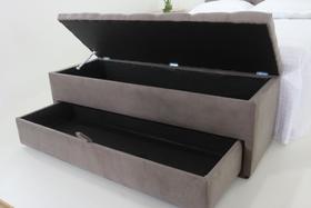Puf Baú Estofado Com Gaveta Tamanho Casal 140x50x45cm Cor Camurça - Com Botôes Na Mesma Cor