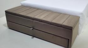 Puf Baú Gaveta Para Cama de Casal 140x50x45cm Na Cor Marrom Claro - Tecido Em Veludo Liso.