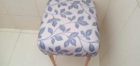 Puff banqueta pes veniz palito tecido jacquard estampado.