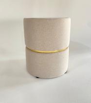 puff banqueta redondo luxo cinta dourada decorar sala moveis (linho bege)