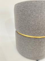 puff banqueta redondo luxo cinta dourada decorar sala moveis (linho cinza escuro)