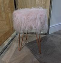 Puff Banquinho Petit Com Pelo Longo Rosa Base Metal Cobre