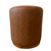 Puff Barcelona Decorativo com Couro e Base Madeira Puff Barcelona Decorativo com Couro e Base Madeira