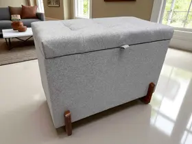 Puff Baú Paris Estofado 68 cm em Linho Nobre com Pés em Madeira Cinza