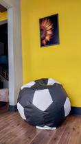 Puff Bola de Futebol Preto com Branco M 75cm de circunferência em Corano DT (VAI CHEIO). Puff Bola de Futebol Preto com Branco M 75cm de circunferência em Corano DT (VAI CHEIO).