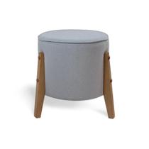 Puff de Sala Redondo Decorativo Pietro Pés em Madeira Honey e Tecido Algodão Cru