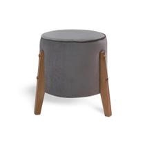Puff de Sala Redondo Decorativo Pietro Pés em Madeira Honey e Tecido Suede Cinza