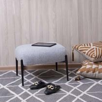 Puff Decorativo Cinza com Pés Preto Fosco Cercatto