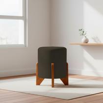 Puff Decorativo Eloah Redondo Assento Extra para Sala Quarto Suede Pufe com Pés de Madeira